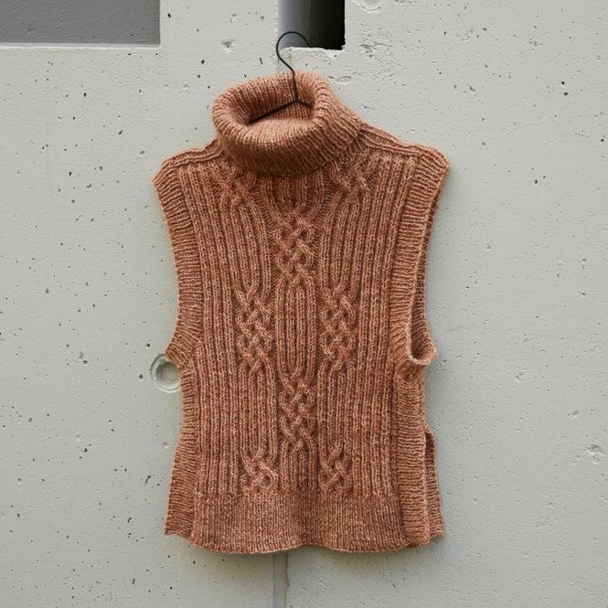 Hovedbilde Den digge flettevesten (beige) strikkepakke 
